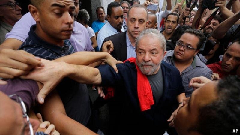 Revista brit&acirc;nica diz que Moro pode ter ido longe demais