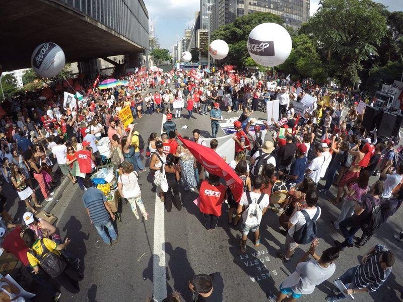 Avenida Paulista est&aacute; fechada nos dois sentidos para ato em apoio ao ex-presidente e contra impeachment