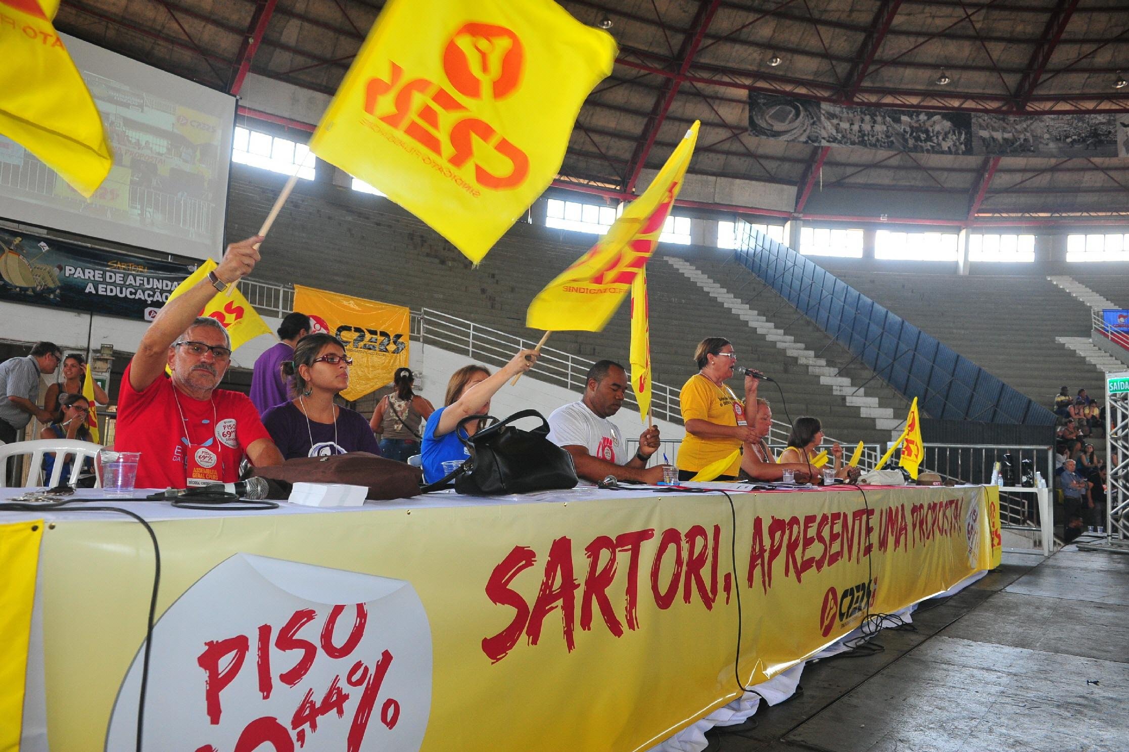 Professores definiram por entrar em estado de greve