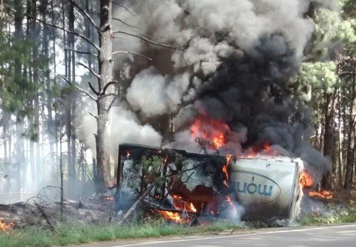 Caminh&atilde;o incendeia ap&oacute;s colis&atilde;o com carro em Tio Hugo 