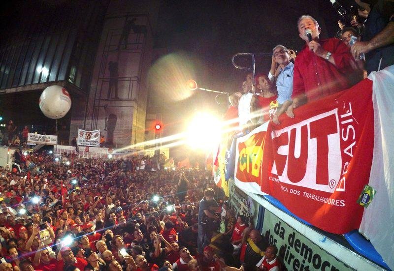 Ex-presidente convocou a popula&ccedil;&atilde;o com o grito "n&atilde;o vai ter golpe, vai ter luta"