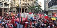 Dezenas de milhares protestam contra o impeachment em Porto Alegre