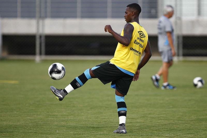 Lincoln ganha elogios de Roger e deve ser titular contra Ypiranga