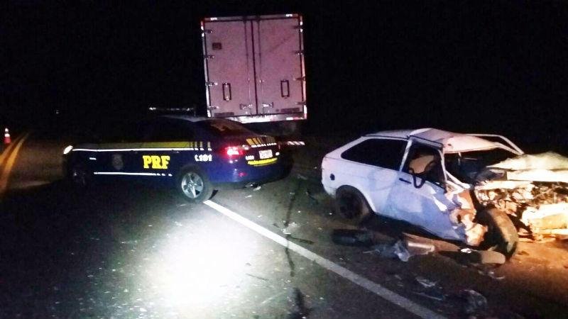 Homem morre em colis&atilde;o entre carro e caminh&atilde;o em S&atilde;o Jos&eacute; das Miss&otilde;es