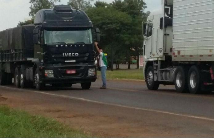Caminhoneiros bloqueiam rodovia em protesto contra governo federal no RS