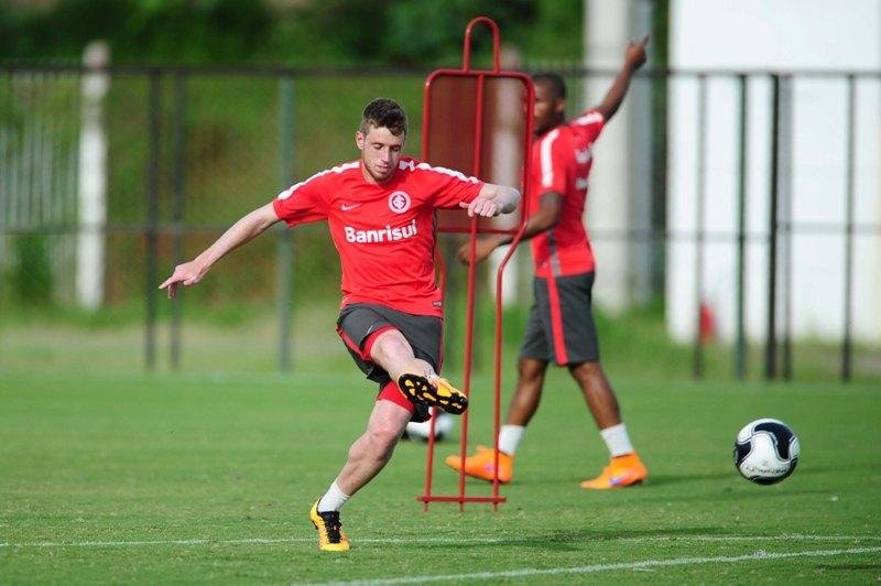 Inter aprimora bola a&eacute;rea defensiva e ofensiva em treino 