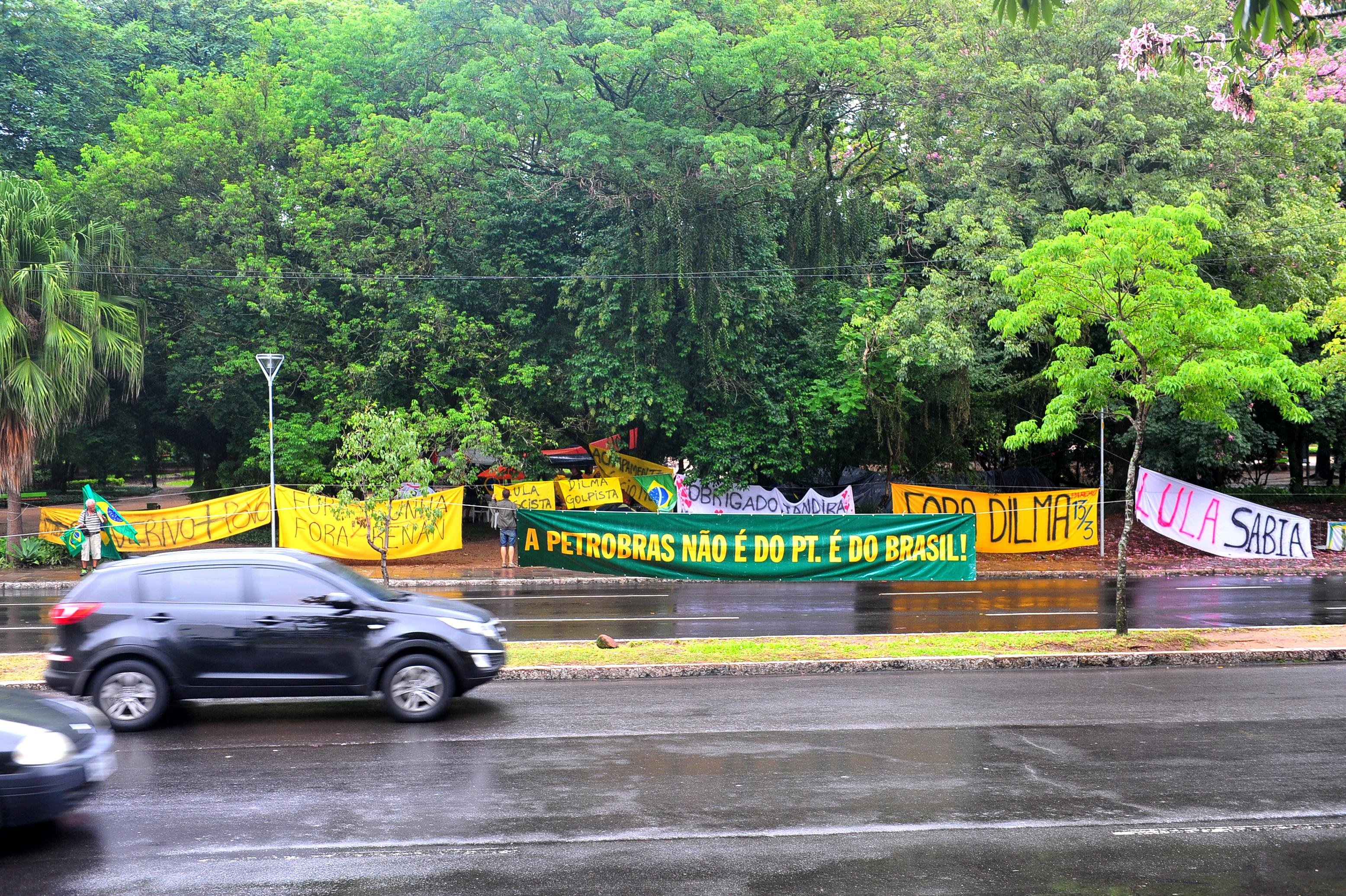 Manifestantes contra o governo federal seguem acampados no Parc&atilde;o