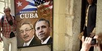 Em Havana, cartaz com o rosto dos presidentes Raúl Castro e Barack Obama chama a atenção dos turistas