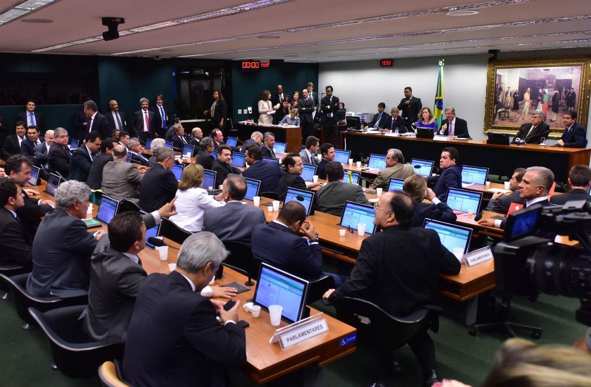 Empate virtual entre deputados que avaliam poss&iacute;vel impeachment de Dilma 