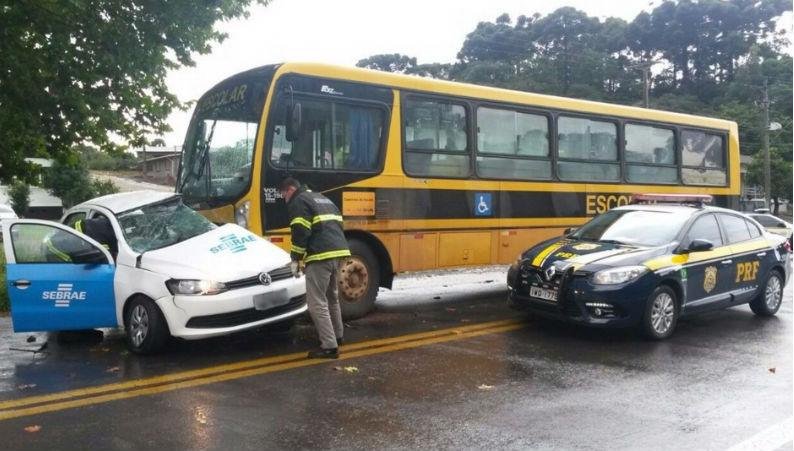 Mulher morre em colis&atilde;o entre carro e &ocirc;nibus escolar em Campestre da Serra