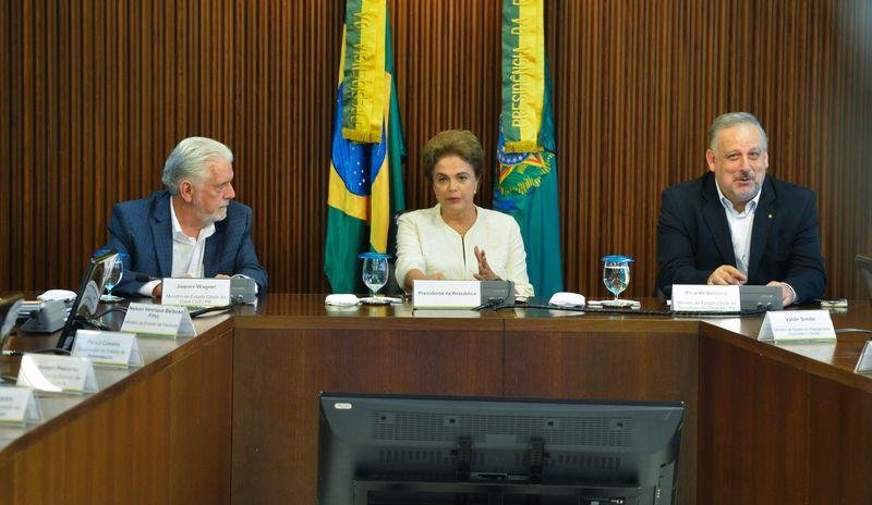Dilma inicia a semana reunida com ministros e l&iacute;deres partid&aacute;rios