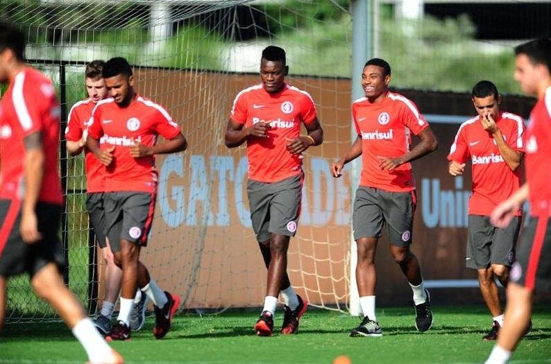 Jogadores fizeram treino leve nesta segunda-feira