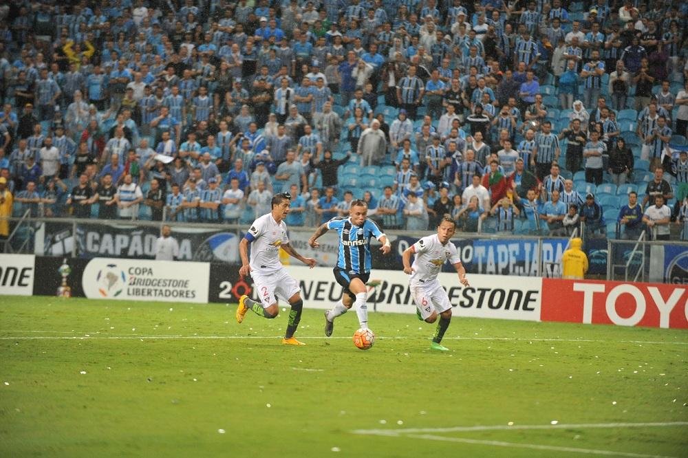 No primeiro duelo com a LDU neste ano, Gr&ecirc;mio levou a melhor: 4 a 0