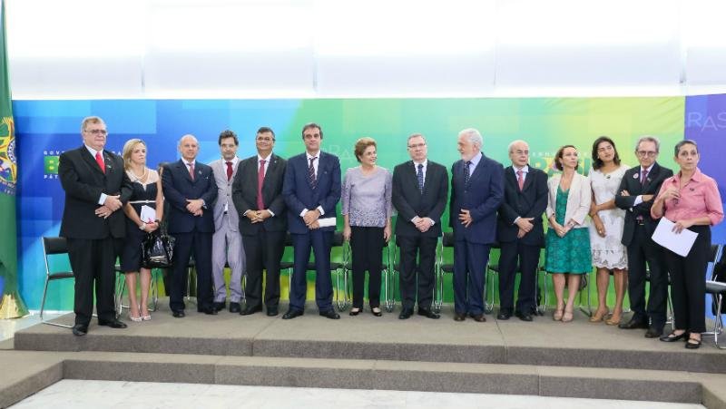Juristas fazem ato em defesa de Dilma e contra impeachment