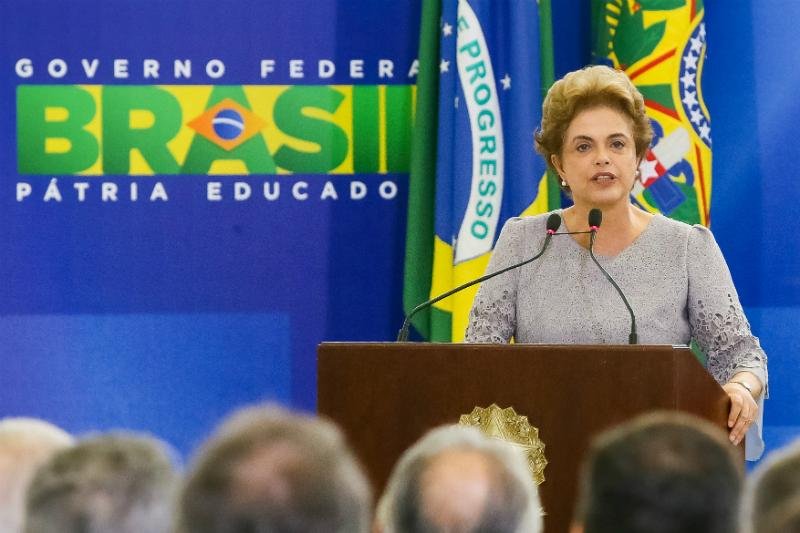 "O que est&aacute; em curso &eacute; um golpe contra a democracia", afirma Dilma em discurso 