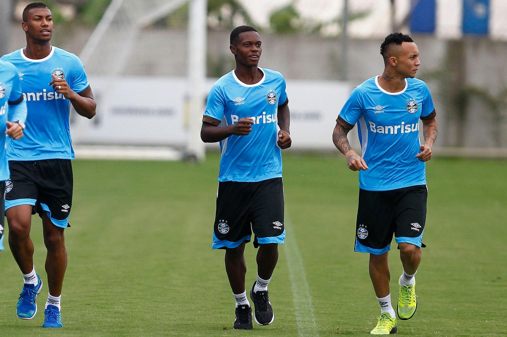 Meia do Gr&ecirc;mio (C), destaque nos &uacute;ltimos jogos, fala em conquistar t&iacute;tulos com a camisa tricolor