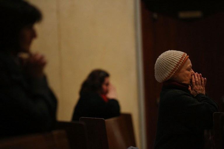 Pessoas rezam pelas v&iacute;timas do atentado em Bruxelas