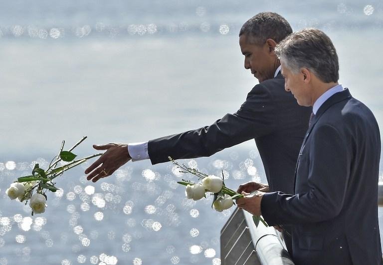 Obama e Macri lan&ccedil;aram flores brancas em homenagem aos que morreram pelo golpe militar argentino