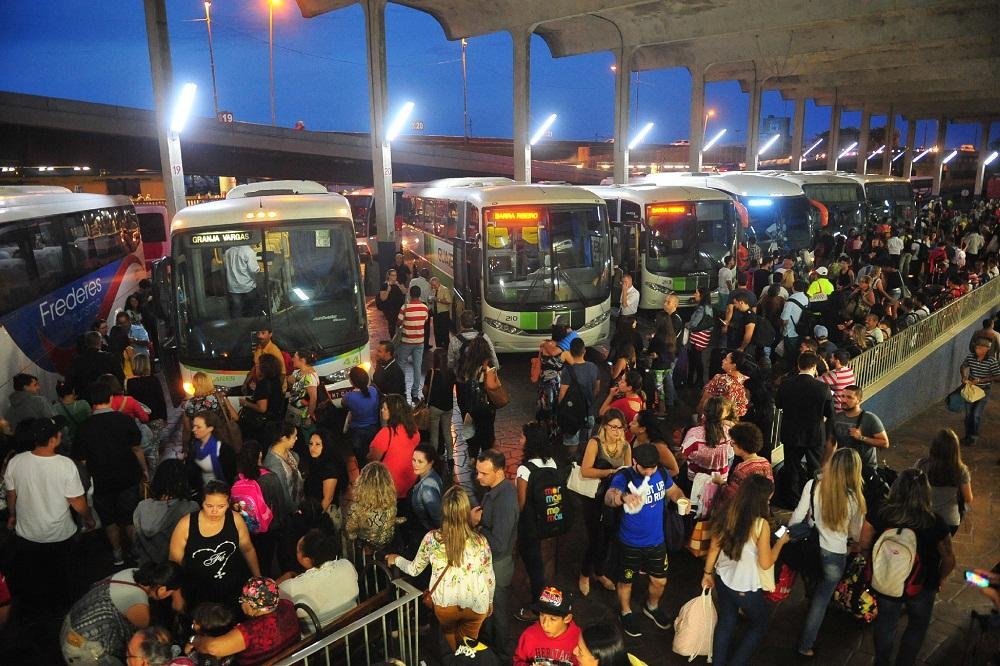 Foram colocados 320 hor&aacute;rios extra de &ocirc;nibus para atender a demanda do feriado 