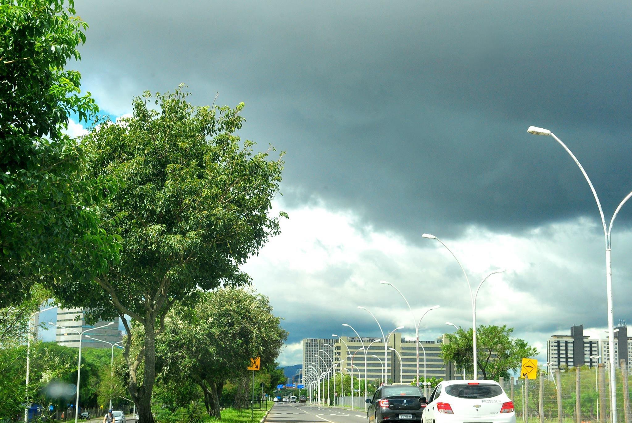 Sexta-feira j&aacute; dever&aacute; ter chuva forte e rajadas de vento
