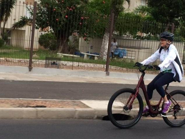 Dilma aproveita feriado e pedala em Porto Alegre 