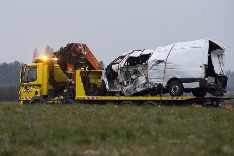 Acidente entre micro-&ocirc;nibus e caminh&atilde;o mata 12 na Fran&ccedil;a 