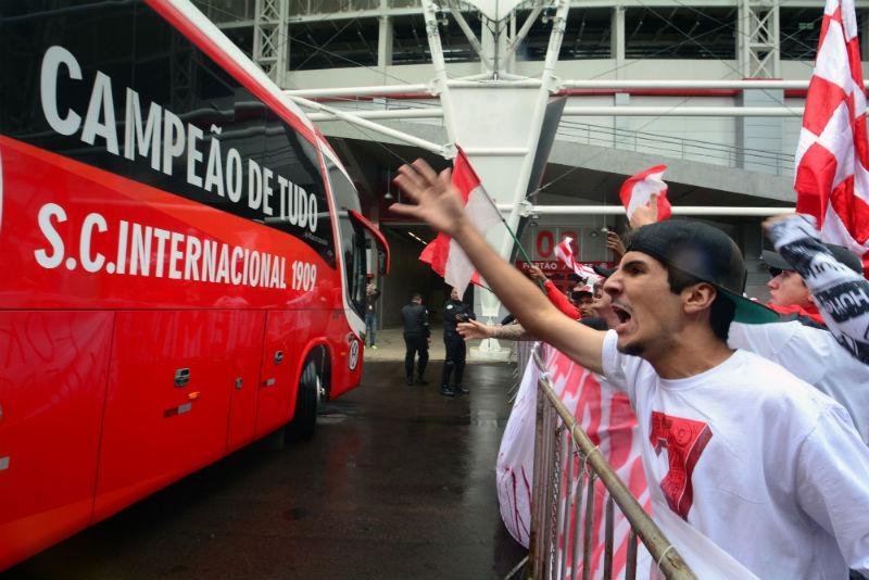 Em meio a protestos, Argel faz treino fechado no Inter 