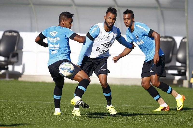 Gr&ecirc;mio cogita contrata&ccedil;&otilde;es para suprir poss&iacute;veis sa&iacute;das de Werley e Fernandinho 