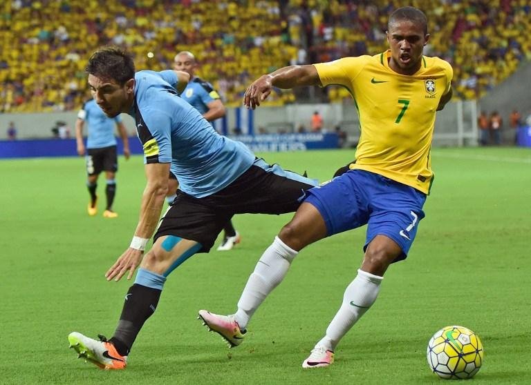 Douglas Costa marcou o primeiro gol do Brasil na partida contra o Uruguai