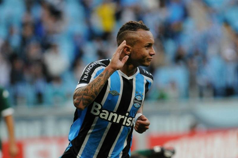 &Eacute;verton sente dores no p&uacute;bis e desfalca Gr&ecirc;mio 