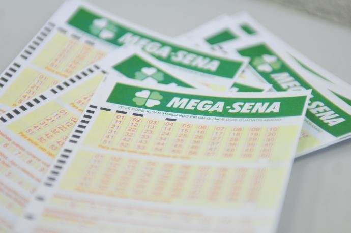 Mega-Sena fica acumulada e pode pagar R$ 13 milh&otilde;es 