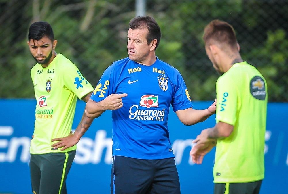 Dunga experimentou Gil na Zaga e Ricardo Oliveira no ataque com aus&ecirc;ncias de David Luiz e Neymar
