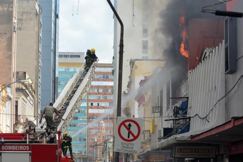 Inc&ecirc;ndio atinge pr&eacute;dio na Volunt&aacute;rios da P&aacute;tria, em Porto Alegre