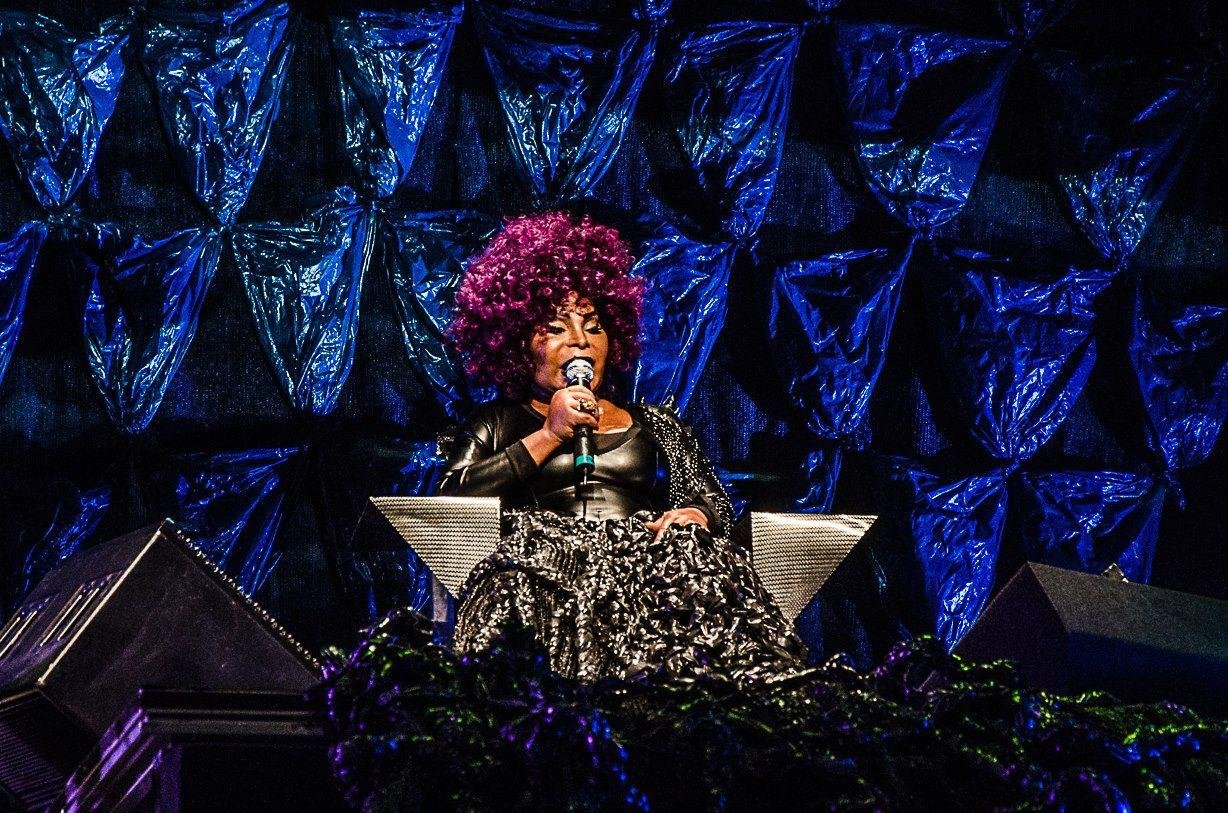 Elza Soares traz show de seu elogiado disco "A Mulher do Fim do Mundo"