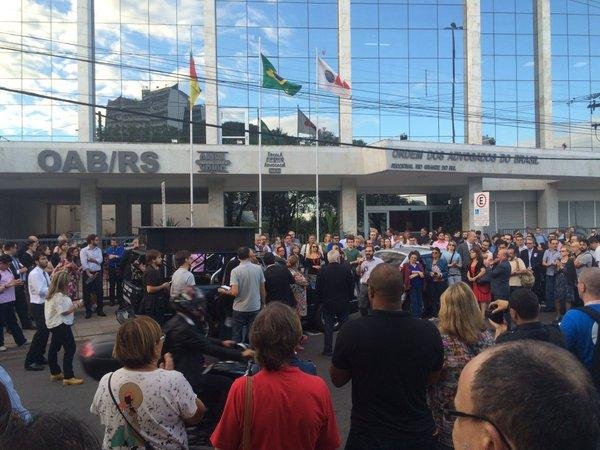 Advogados da OAB-RS contr&aacute;rios ao impeachment fazem protesto em Porto Alegre 
