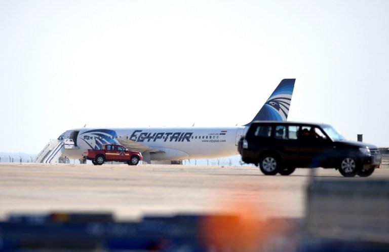Sequestrador de avi&atilde;o eg&iacute;pcio liberta ref&eacute;ns e quer ver ex-mulher 