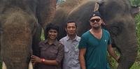 DiCaprio com defensores ambientalistas locais e elefantes de Sumatra, espécie em extinção