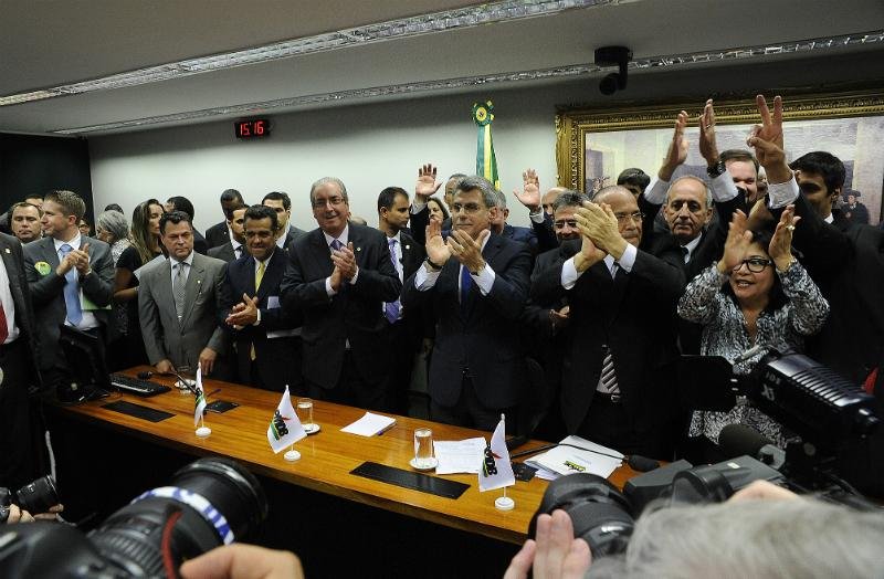 Em reuni&atilde;o do diret&oacute;rio nacional, o PMDB decidiu "desembarcar" do governo federal	