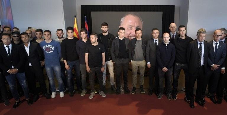 Jogadores visitaram memorial para Cruyff no Camp Nou