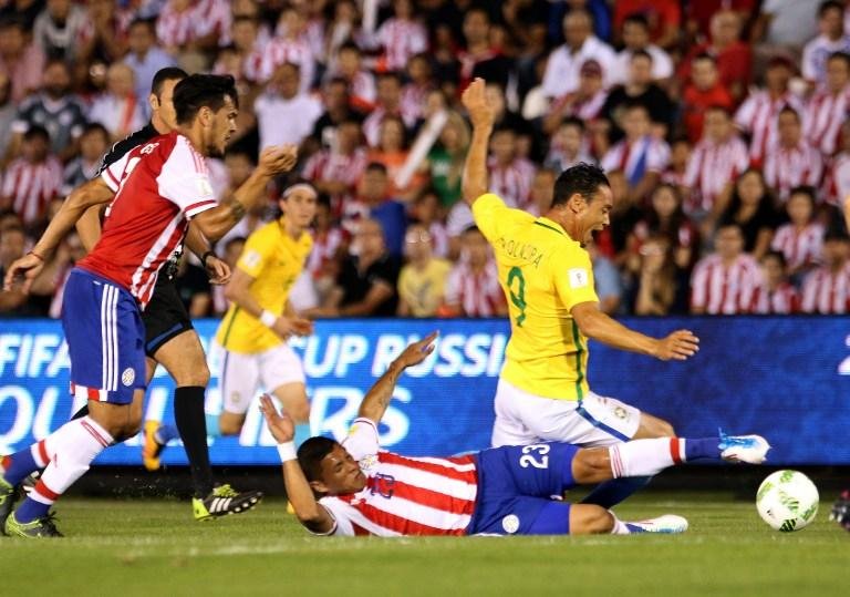 Gol de Daniel Alves garantiu o 2 a 2 em Assun&ccedil;&atilde;o
