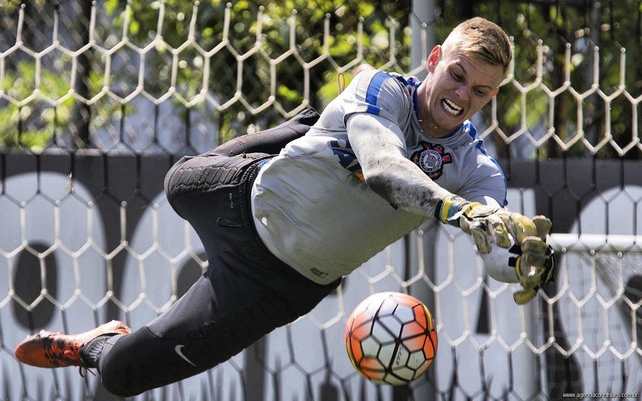 Ga&uacute;cho Douglas Friedrich tem 27 anos e passagens por sete clubes