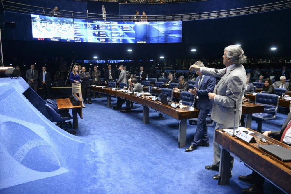 L&iacute;der do DEM, Ronaldo Caiado entrou em confronto verbal com base do governo
