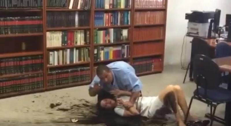 V&iacute;deos mostram a&ccedil;&atilde;o de homem que fez ju&iacute;za ref&eacute;m