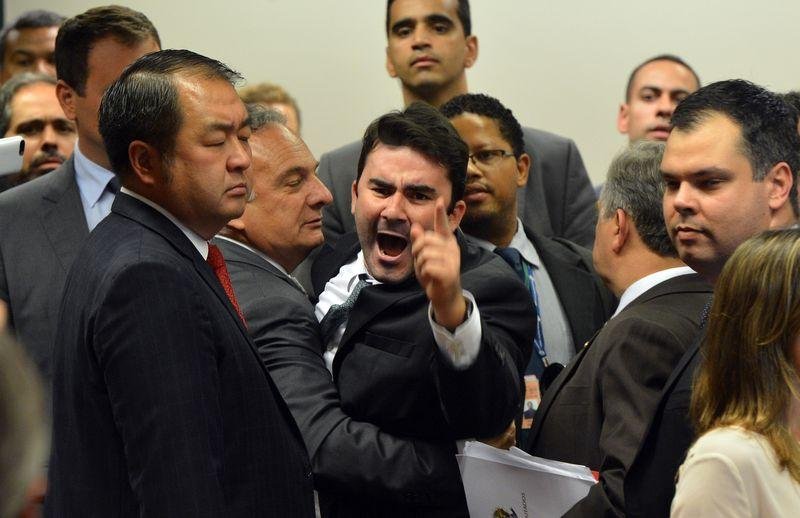 Mais uma sess&atilde;o da Comiss&atilde;o Especial de Impeachment foi marcada por bate-boca e tumulto
