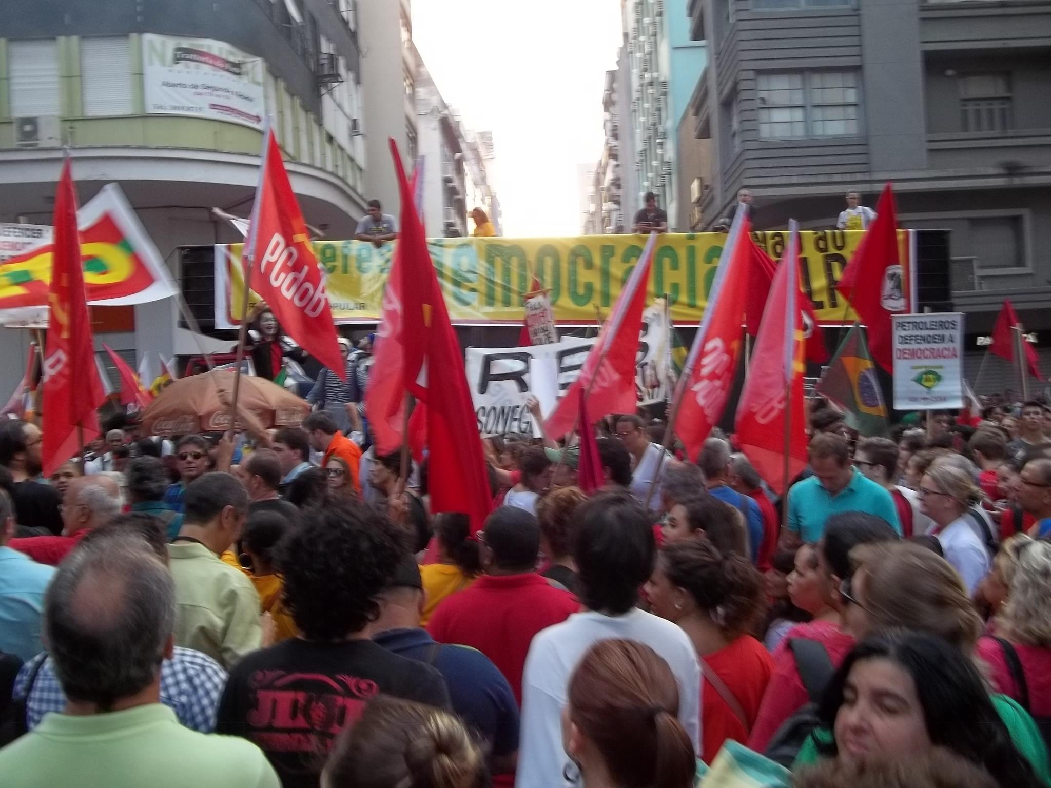 Discursos atacaram acusa&ccedil;&atilde;o de "pedaladas", Cunha e Temer