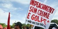 Manifestantes se reúnem em Brasília contra impeachment