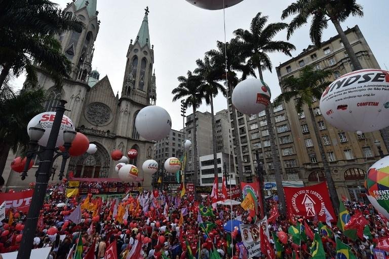 Milhares se concentram na Pra&ccedil;a da S&eacute;