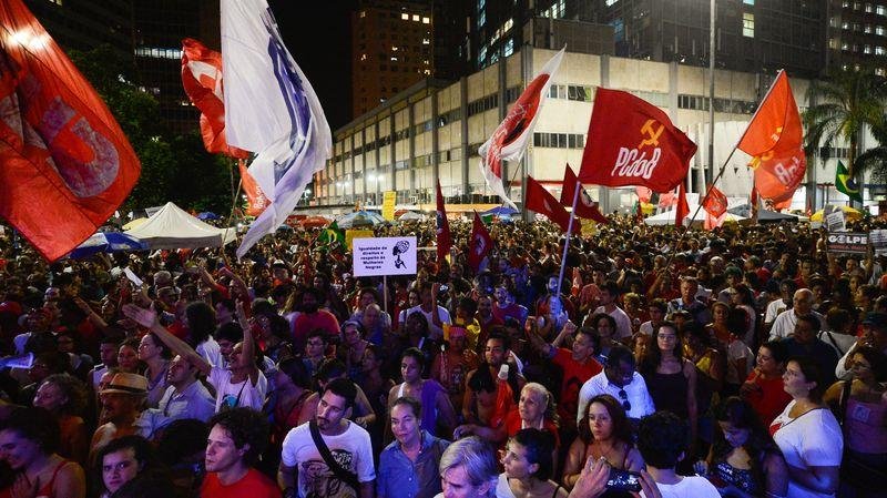Na capital carioca, milhares de manifestantes se juntaram no Largo Carioca para fazer a manifesta&ccedil;&atilde;o em favor do governo