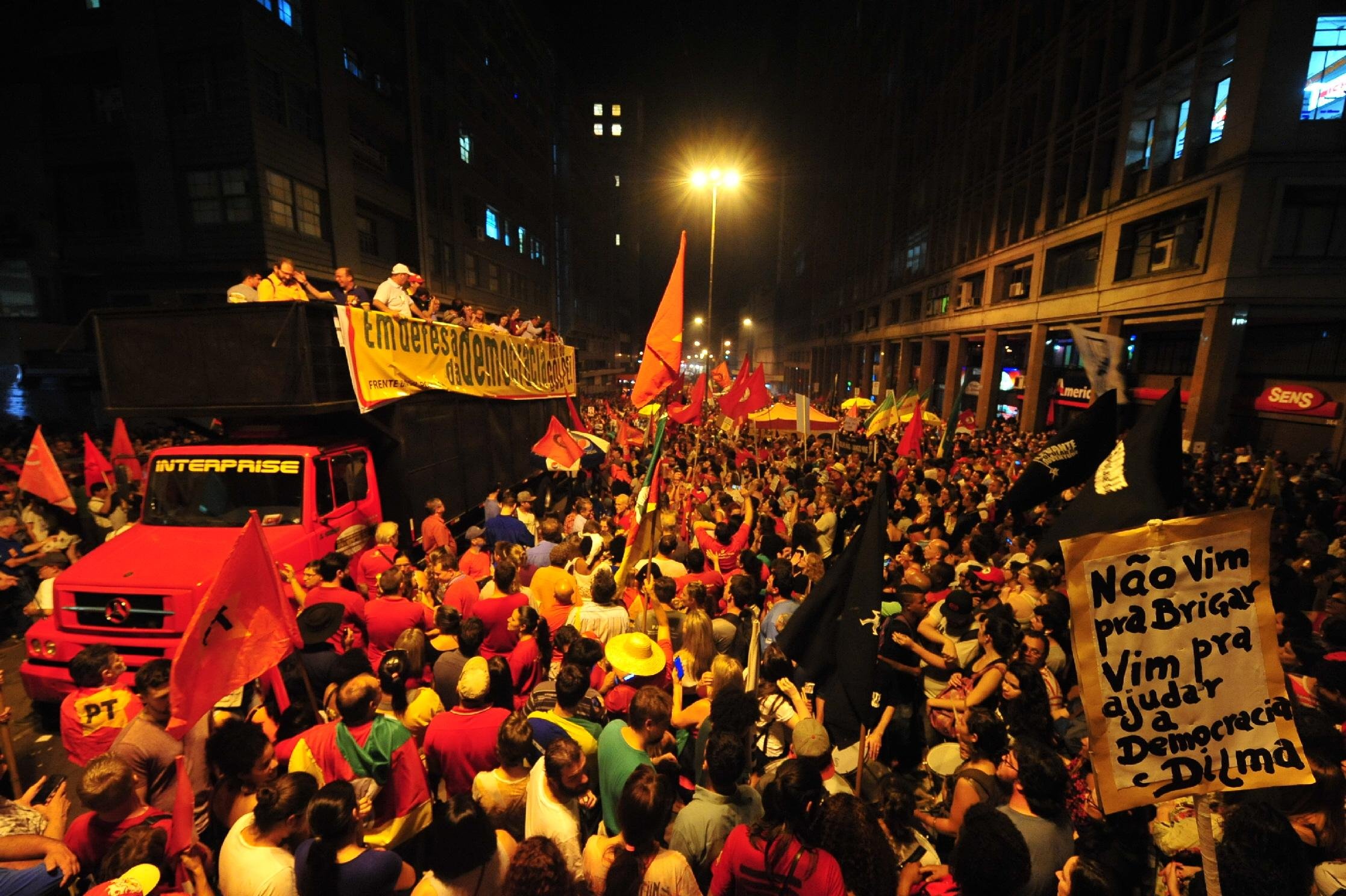 Manifesta&ccedil;&atilde;o contra o impeachment e em apoio &agrave; presidente Dilma lotou as ruas centrais da Capital