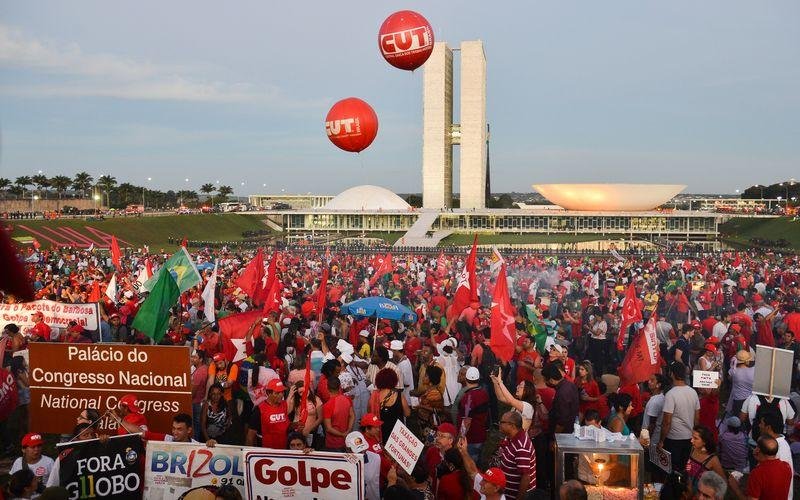 De acordo com a Pol&iacute;cia Militar do Distrito Federal, em Bras&iacute;lia, a manifesta&ccedil;&atilde;o contra o impeachment reuniu cerca de 50 mil pessoas